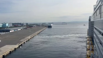 Застрявший в Японии круизный лайнер завершил ремонт и продолжил путь