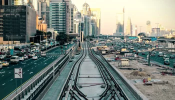 Появились кадры падения ракеты у пятизвездочного отеля в Дубае