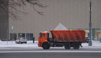 Работы по очистке Москвы от снега организованы в круглосуточном режиме