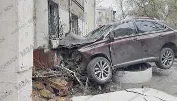 Lexus врезался в дом на Большой Грузинской улице