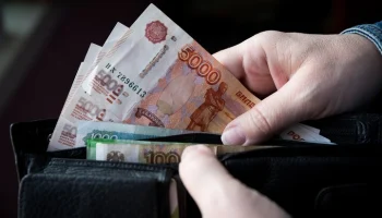Средняя зарплата россиян превысила 100 тыс руб третий месяц подряд