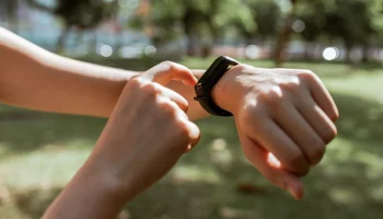 &laquo;Магнит для патогенной микрофлоры&raquo;: чем опасны фитнес-браслеты и смарт-часы