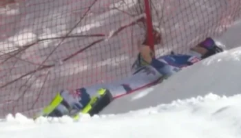 Норвежский горнолыжник лег в сугроб после потери лидерства на Олимпиаде