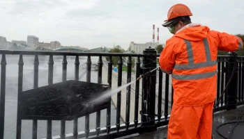 Завершилась весенняя промывка Бородинского моста в Москве
