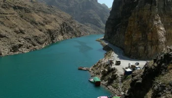 Один человек погиб при столкновении катера со скалой в Дагестане