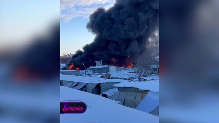 Рынок загорелся в Самаре на площади 1 тыс "квадратов" Рынок загорелся в Самаре на площади 1 тыс "квадратов"