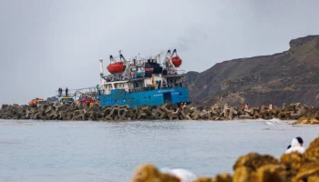 На корме "Волгонефть-239" приступили к финальной очистке помещений от остатков мазута