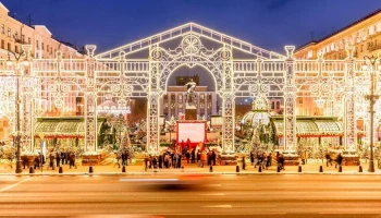 Стартовали завершающие работы по монтажу новогодней арки на Тверской площади