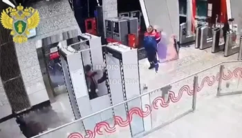 Пассажир на станции метро "Пыхтино" напал на охранника после ссоры с возлюбленной