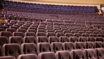 Москва онлайн покажет закулисье спектакля "На бойком месте" в Театре Сатиры