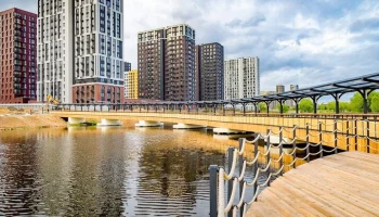 Строительство пешеходного моста через пруд Дальний завершается в Коммунарке