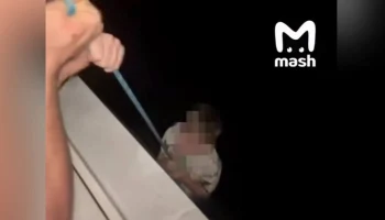 Воронежец устроил ребенку аттракцион, спустив его на тросе из окна многоэтажки