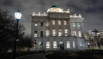 Автомобильное движение перекрыли на Боровицкой площади и Тверской улице