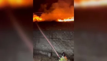 Крупный пожар вспыхнул на территории рыбзавода в Дагестане