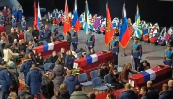 Церемония прощания с погибшими членами экипажа Ил-76 проходит в Оренбурге