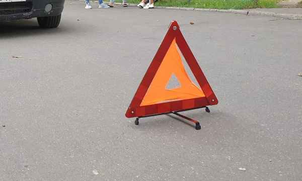 Два человека пострадали после того, как у иномарки отлетело колесо в Москве Два человека пострадали после того, как у иномарки отлетело колесо в Москве