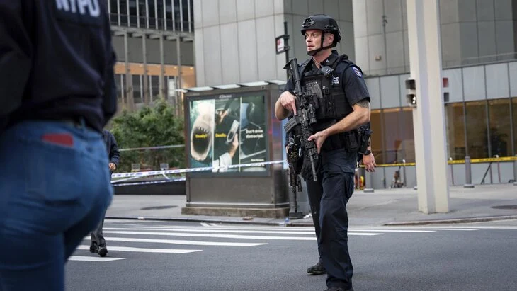 Неизвестный застрелил полицейского в центре Манхэттена Неизвестный застрелил полицейского в центре Манхэттена