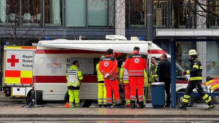 Число пострадавших при наезде автомобиля на демонстрантов в Мюнхене выросло до 36 человек Число пострадавших при наезде автомобиля на демонстрантов в Мюнхене выросло до 36 человек