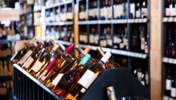 Минфин не получал предложение о запрете продажи алкоголя лицам младше 21 года