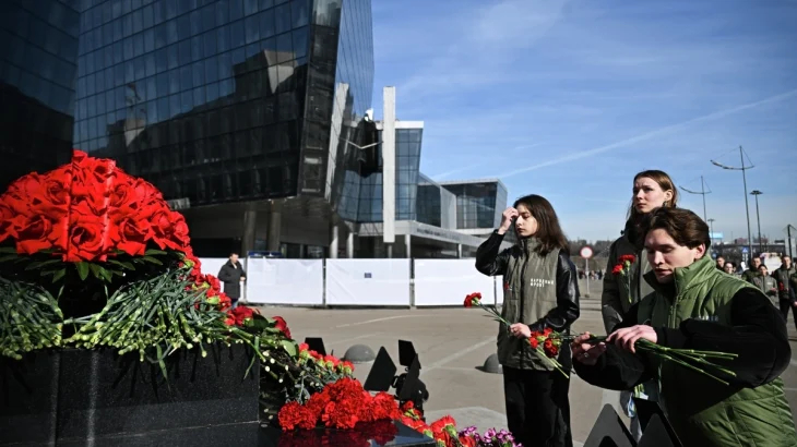 Цветы несут к мемориалу в память о жертвах теракта в «Крокусе» в годовщину трагедии Цветы несут к мемориалу в память о жертвах теракта в «Крокусе» в годовщину трагедии