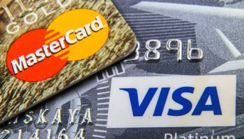 Россиян предупредили о росте рисков при использовании карт Visa и Mastercard