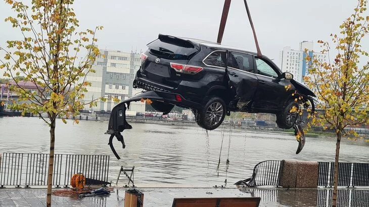 РИА Новости: женщина находилась за рулем упавшего в Москву-реку внедорожника РИА Новости: женщина находилась за рулем упавшего в Москву-реку внедорожника