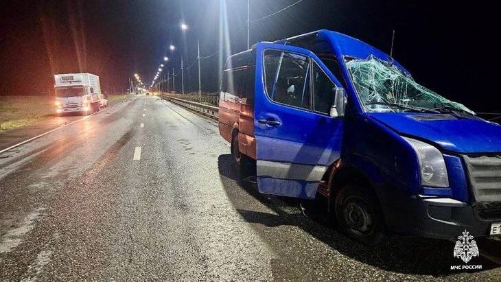 Попавший в ДТП в Калмыкии водитель микроавтобуса остался жив Попавший в ДТП в Калмыкии водитель микроавтобуса остался жив