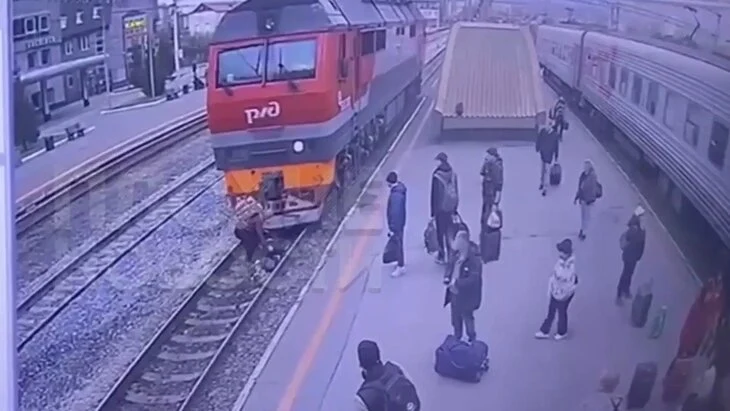 Мужчина выжил после падения под локомотив в Тюмени Мужчина выжил после падения под локомотив в Тюмени