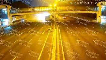 Автомобиль и грузовик столкнулись на 62-м километре МКАД