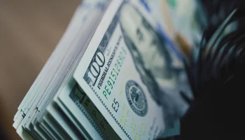 Курс доллара упал до 75 рублей на межбанковском рынке