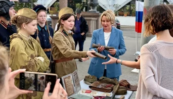 Школьники провели патриотическую акцию у станции метро &laquo;Тульская&raquo;