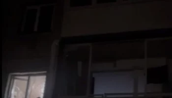 Появилось видео последствий атаки дрона ВСУ на жилую пятиэтажку под Брянском