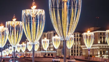 Столичные мосты украсили к Новому году и Рождеству