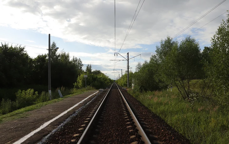 Поезд снес под Челябинском &laquo;Ниву&raquo;, оставленную на путях влюбленной парой