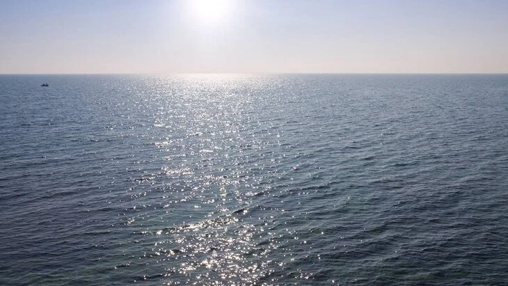 ТАСС: Выживший в Охотском море не имел права отплывать далеко от берега на своей лодке