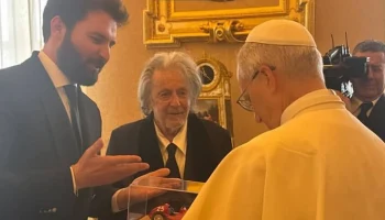 Актер Аль Пачино подарил Папе Римскому модель автомобиля