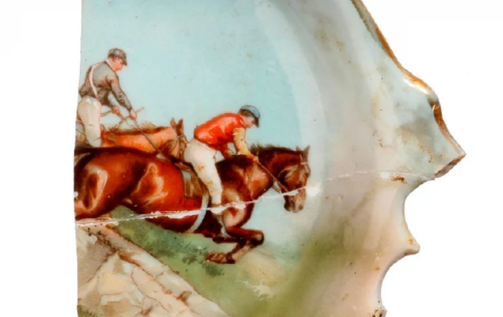 Пепельницу любителя скачек XIX века обнаружили в Хамовниках Пепельницу любителя скачек XIX века обнаружили в Хамовниках