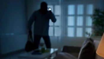 Oregon Live: незнакомец ночью пробрался в дом американки и стоял возле ее кровати