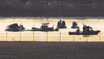 Специалисты еще не нашли черные ящики столкнувшихся в Вашингтоне самолета и вертолета