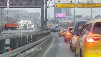 ДТП с несколькими автомобилями произошло на Русаковской эстакаде в Москве