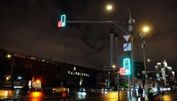 Новый светофор со встроенной контурной подсветкой начали тестировать в Москве