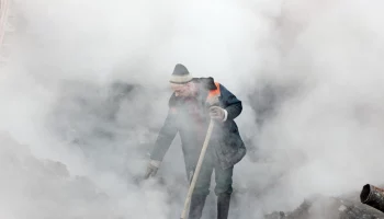 Городские службы ликвидируют вытекание воды на проезжую часть на востоке Москвы