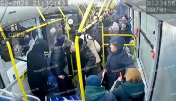 Дорожный знак оторвался и влетел в автобус из-за сильного ветра в Воронеже