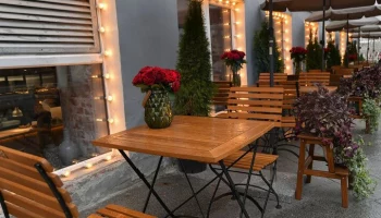 Кафе и ресторанам Москвы рекомендовали закрыть летние веранды из-за ветра