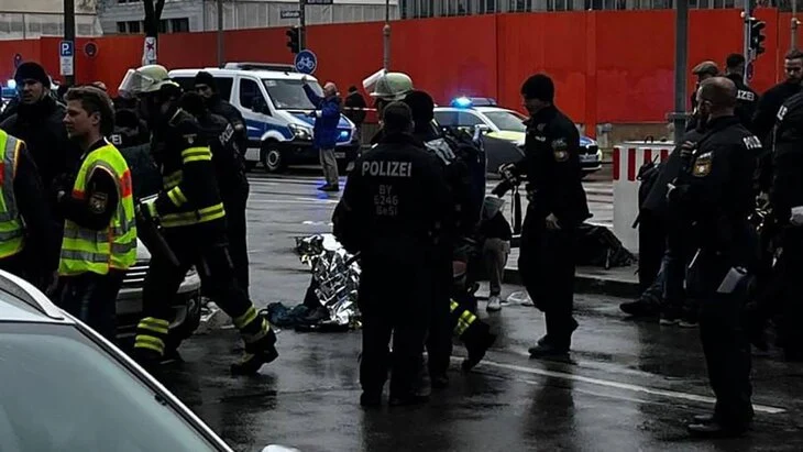 Въехавший в толпу людей в Мюнхене водитель задержан Въехавший в толпу людей в Мюнхене водитель задержан