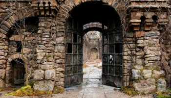 Готический замок появился в кинопарке &laquo;Москино&raquo;