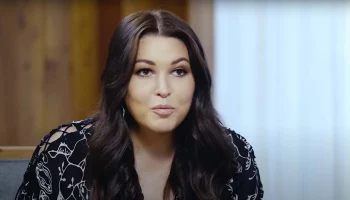 Певица Ирина Дубцова встретилась с контрактниками в Едином пункте отбора на военную службу в Москве