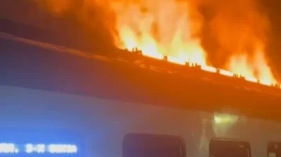 Электричка загорелась в Подмосковье Электричка загорелась в Подмосковье