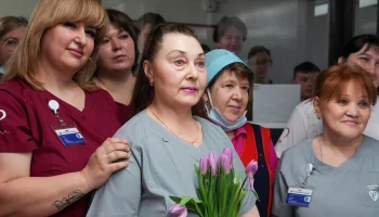 Сотрудниц и пациенток московских больниц поздравили с 8 Марта