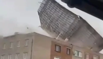 Снесенные крыши и 43 пожара: в Сети появились кадры урагана в Хакасии